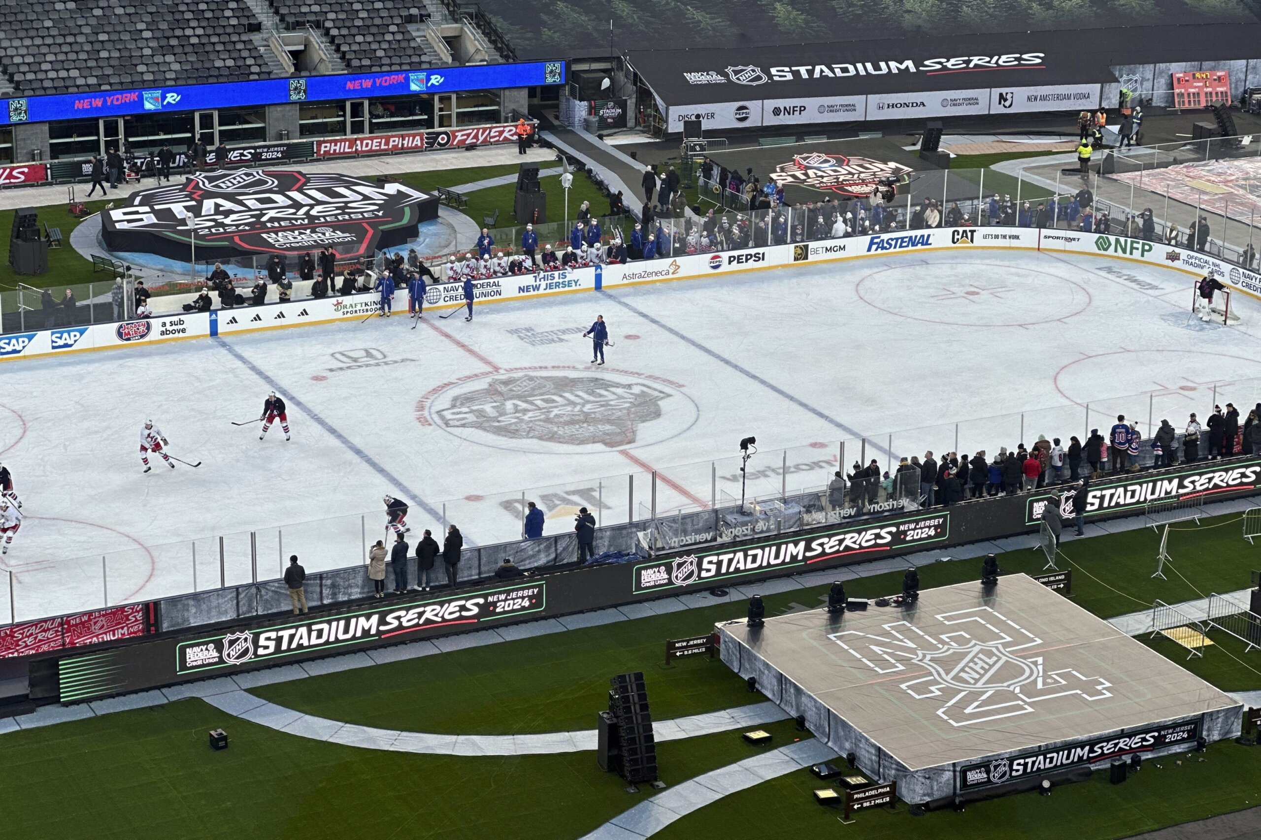 Flyers, Rangers, Devils test the ice at MetLife Stadium in practices