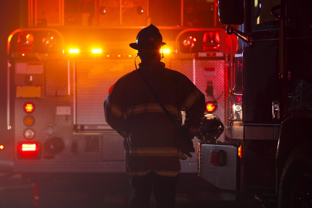 Fundación de DC ofrece ayuda a bomberos heridos tras la mortal explosión en Sterling