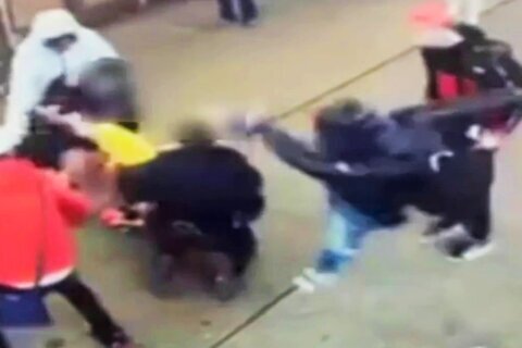 Brutal ataque contra policías en Times Square queda captado en video: qué se sabe de migrantes acusados