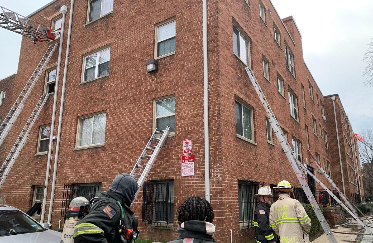 一人重伤，数人被梯子救出，西北区公寓大楼发生火灾