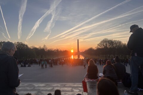 Decadeslong tradition draws thousands to Lincoln Memorial for Easter sunrise