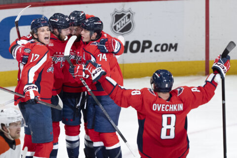 Capitals score 5 straight goals to beat the Flyers 5-2, a big win for Washington’s playoff hopes