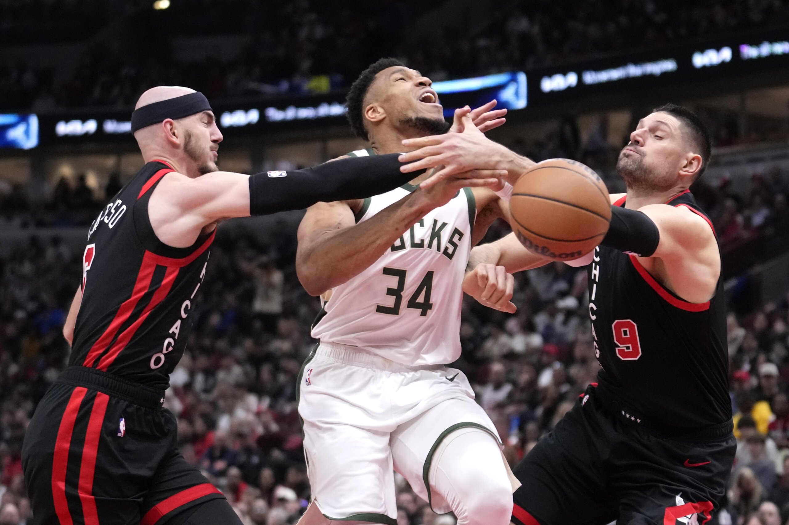 Giannis Antetokounmpo Has 46 Points, 16 Rebounds In Bucks’ 113-97 ...