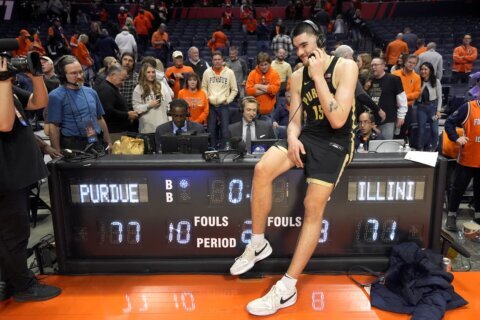 Edey helps rally No. 3 Purdue to 77-71 win at No. 12 Illinois to clinch outright Big Ten title