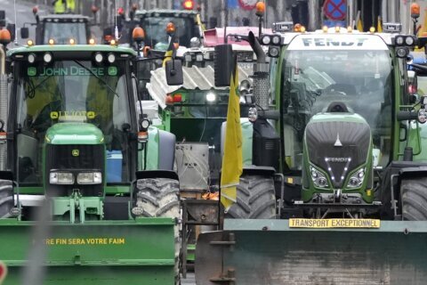 Spraying manure and throwing beets, farmers in tractors again block Brussels to protest EU policies