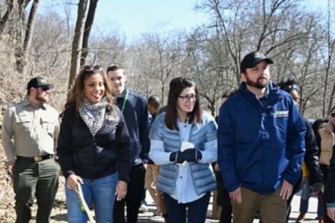 Maryland’s first lady hikes with high schoolers, state officials for ‘Global Day of Unplugging’