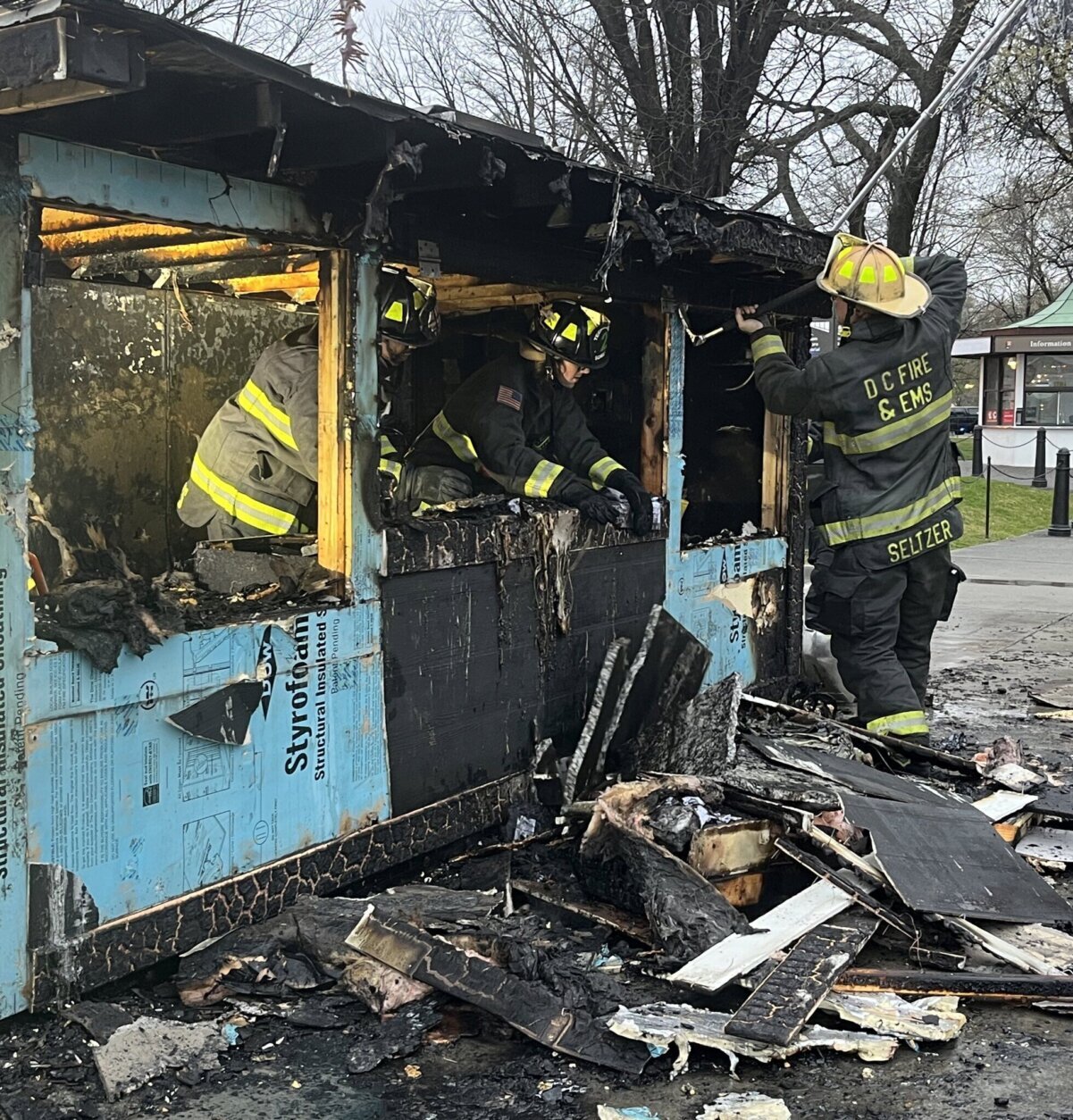 Fire damages concession kiosk near the Lincoln Memorial