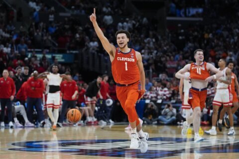 Clemson reaches the Elite Eight for the first time since 1980, beating Arizona 77-72