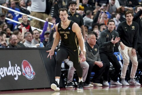Jack Gohlke makes 10 3s as Oakland delivers first true shock of March Madness, beating Kentucky