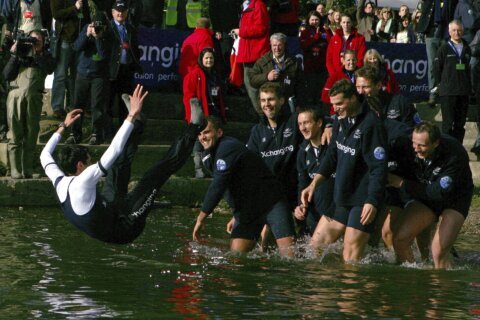 Rowers in England's university Boat Race given health warning over E.coli levels in the Thames