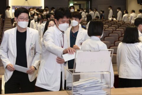Senior doctors in South Korea submit resignations, deepening dispute over medical school plan