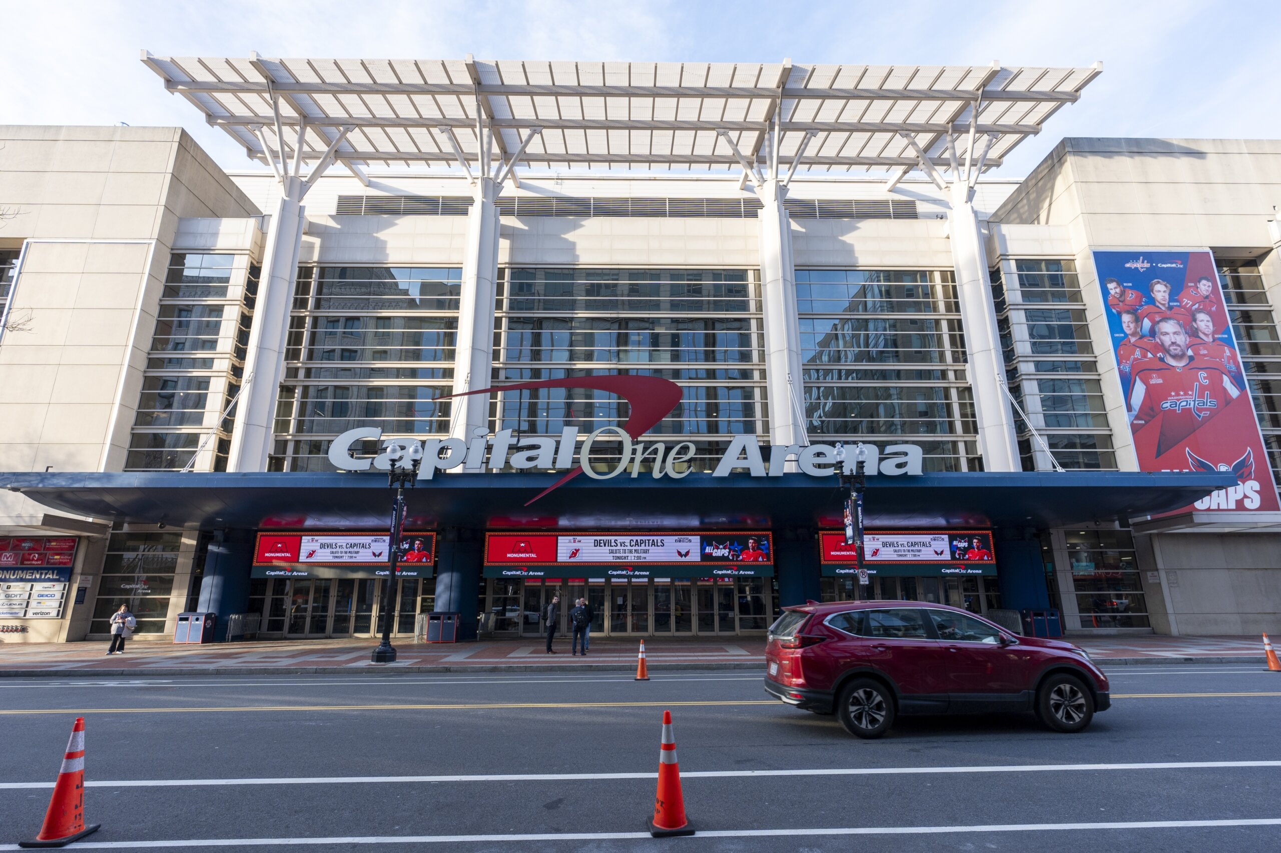 Residents worry about street closures as DC develops Capital One Arena traffic plan – WTOP News