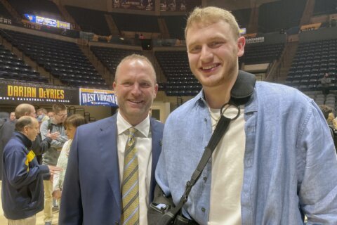 Star guard Tucker DeVries is transferring from Drake to join his dad at West Virginia