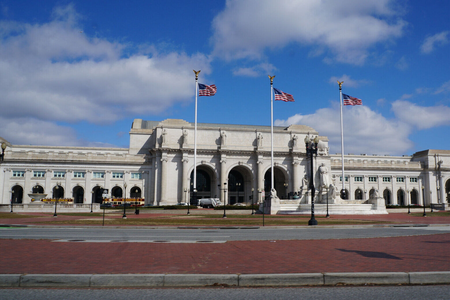 Man shot at Union Station, DC police say no active threat