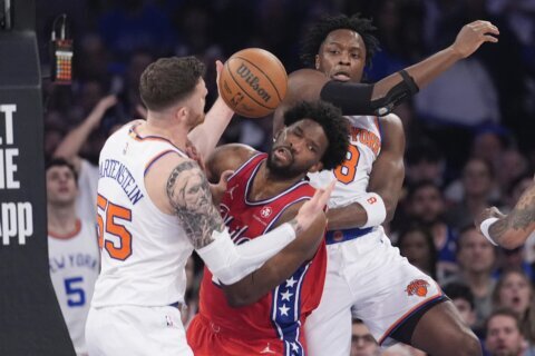 76ers' Joel Embiid returns for 2nd half after appearing to reinjure knee in Game 1 vs Knicks