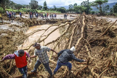 Kenyans in flood-prone areas are ordered to evacuate or will be moved by force as death toll rises