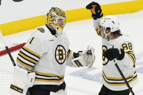 Bruins beat Maple Leafs 4-2 in Game 3 to take series lead