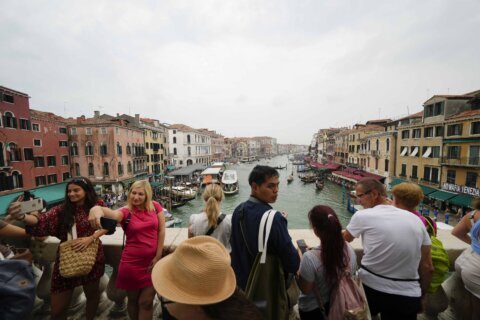 Venice day-trippers will face steep fines if they fail to pay an access fee under a pilot program