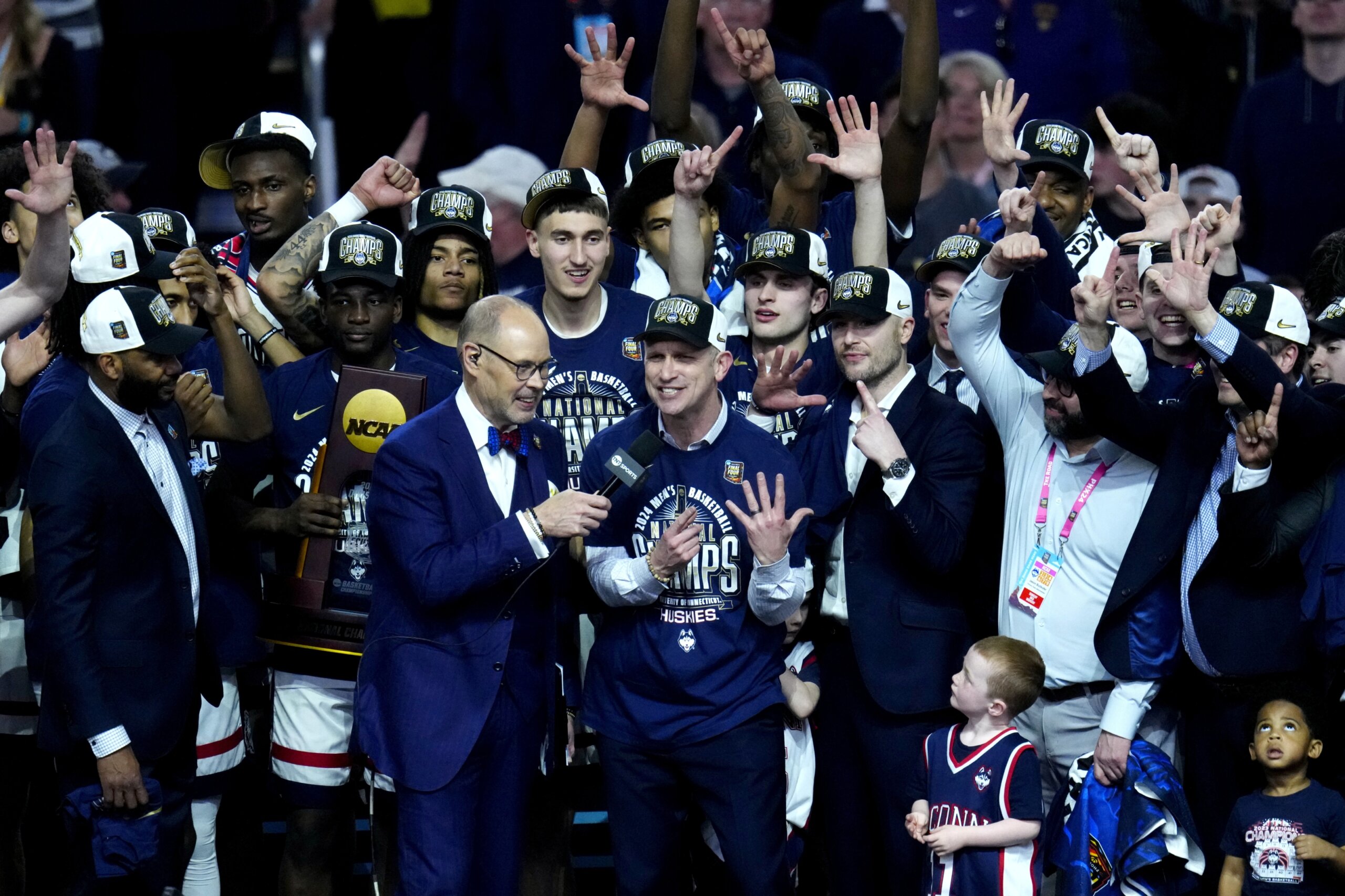 Back to back! UConn fans gather to celebrate another basketball ...