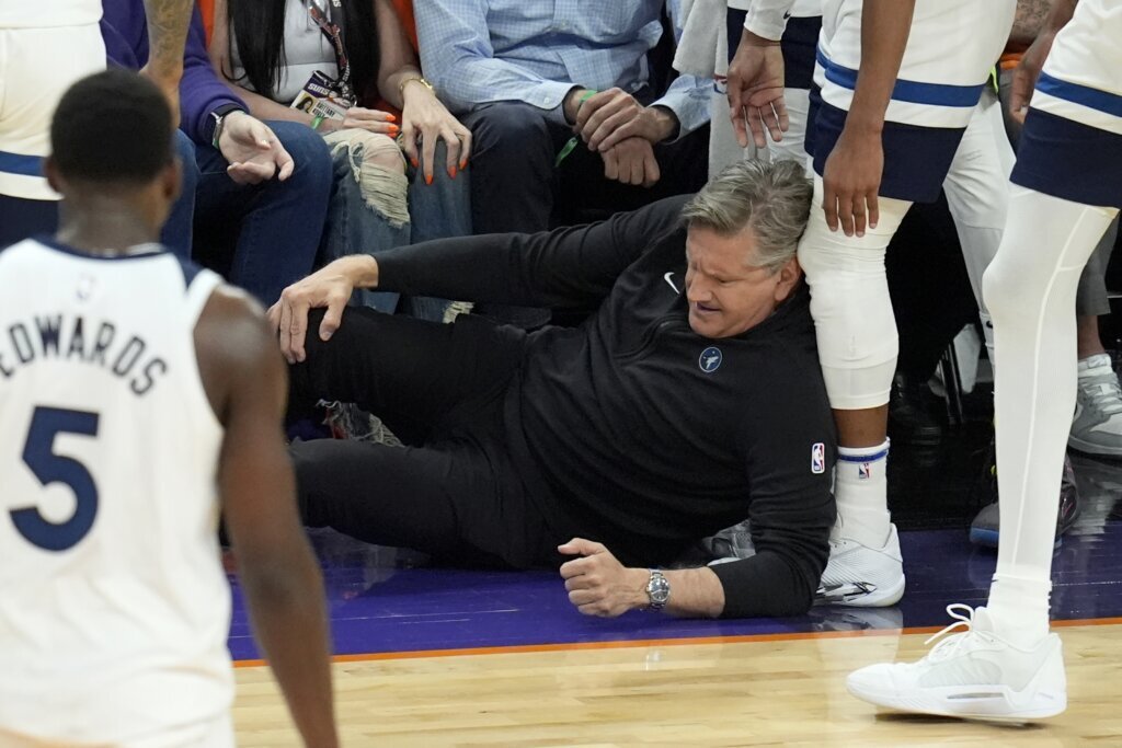 Timberwolves coach Chris Finch to have surgery on knee after sideline collision, AP source says