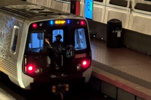 Hombre se monta en la parte trasera de un tren de Metro, según testigo