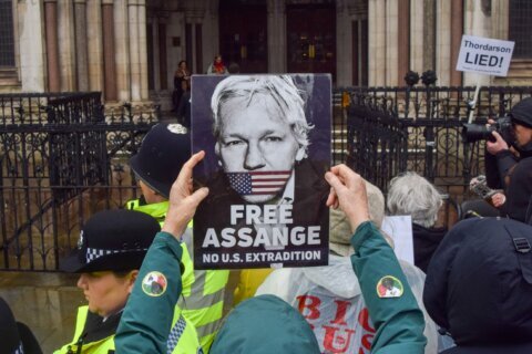 Biden dice que analiza terminar el procesamiento contra el fundador de WikiLeaks