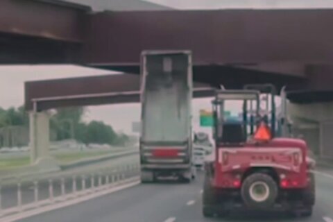 Captado en video: camión de volteo se estrella contra puente de la I-66