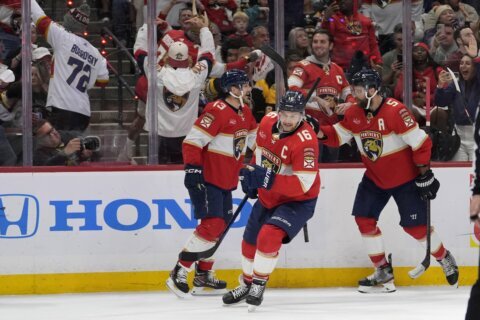 Aleksander Barkov scores twice, Panthers rout Bruins 6-1 in Game 2 to tie series