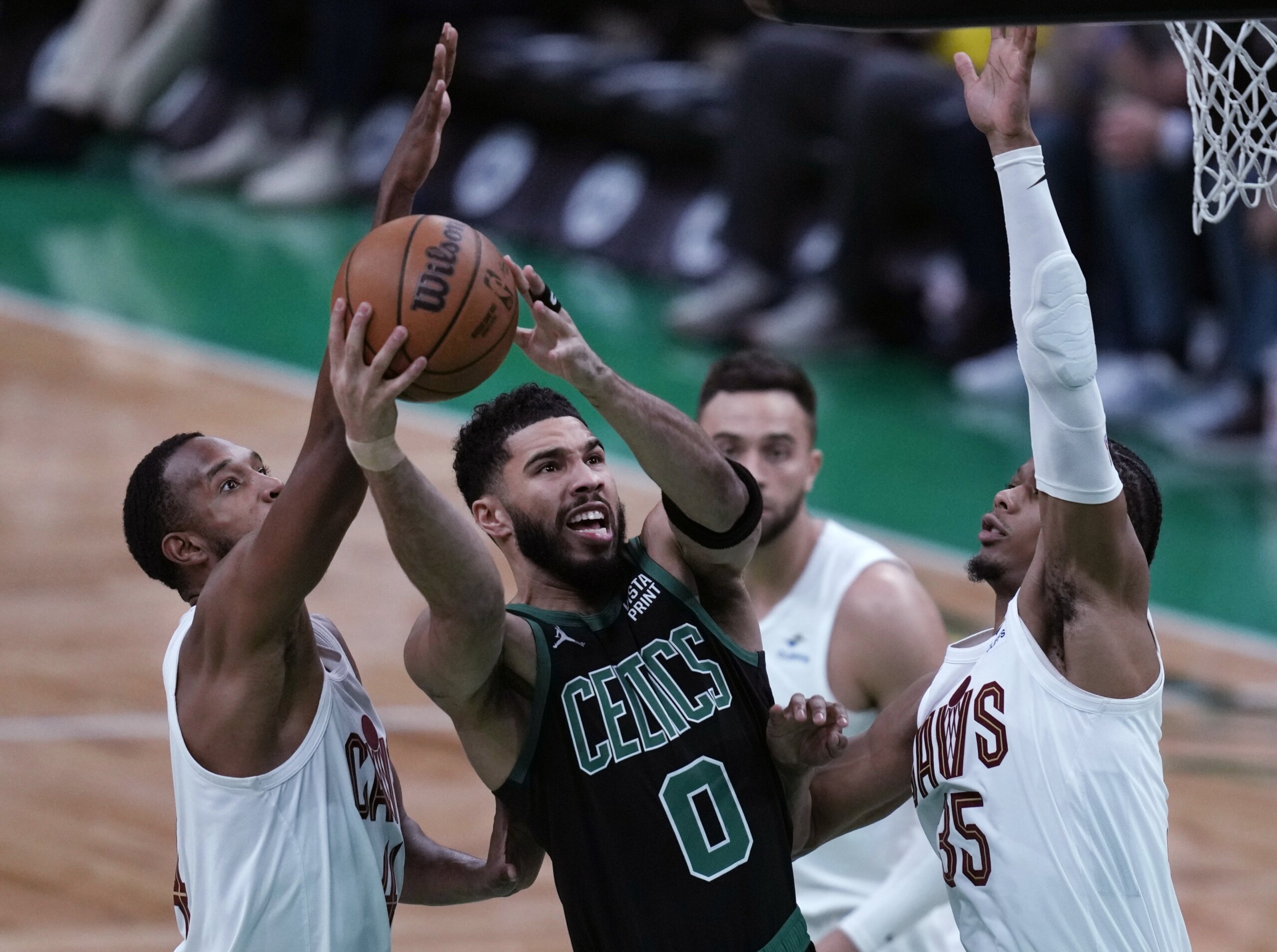 Jayson Tatum scores 25 to lead Celtics past Cavaliers 113-98 and into
