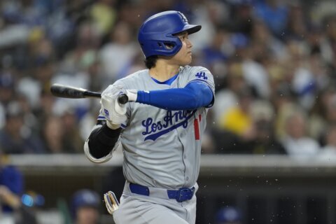 Shohei Ohtani leaves late in Dodgers’ win over Padres with back tightness