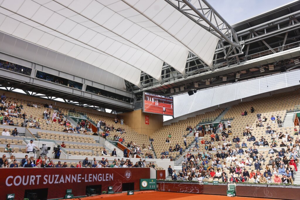 Carlos Alcaraz makes confident start at French Open, Naomi Osaka advances