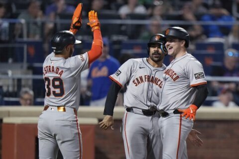 Giants overcome 3rd straight 4-run deficit on road, hold off Mets 8-7
