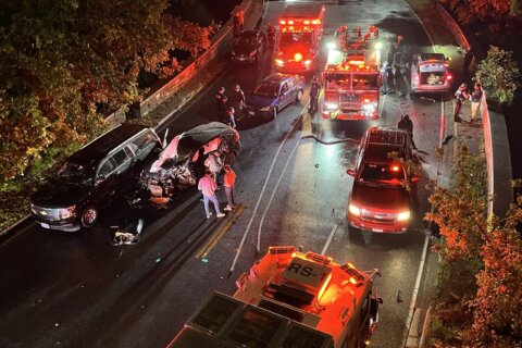 3 hurt in 3-car crash on Rock Creek Parkway in DC