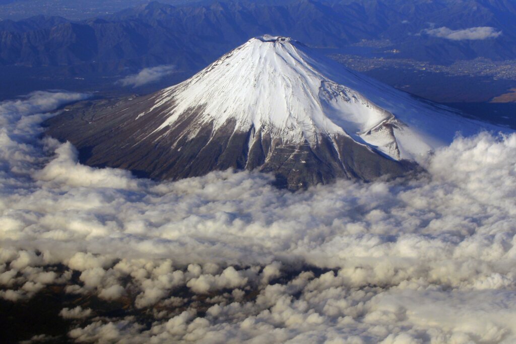 We can’t have nice things! Japan imposes new rules to climb Mt. Fuji to fight overtourism, littering