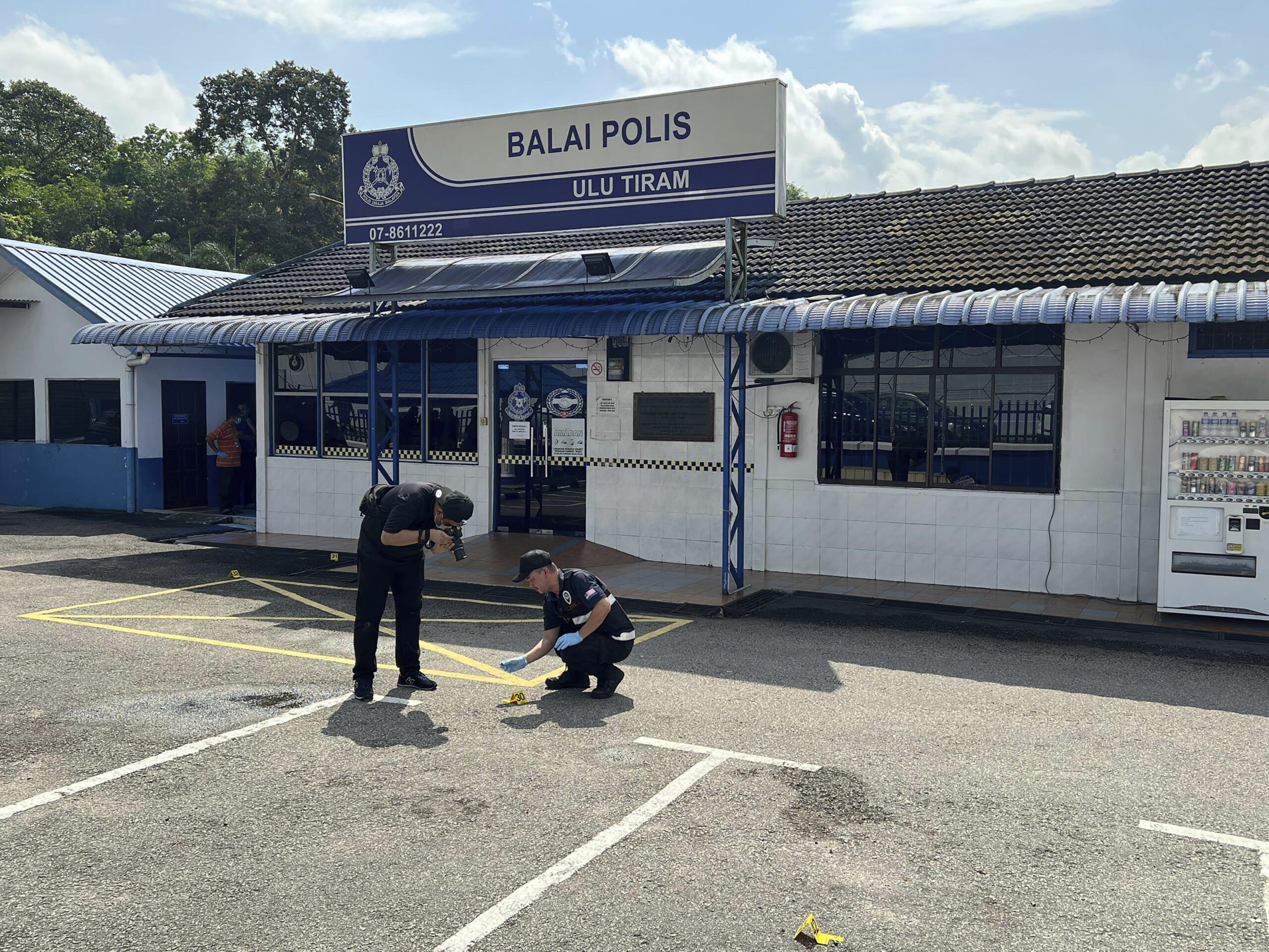 一名男子在马来西亚警察局疑似伊斯兰祈祷团袭击中杀死 2 名警察