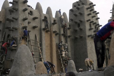 Thousands replaster Mali's Great Mosque of Djenne, which is threatened by conflict