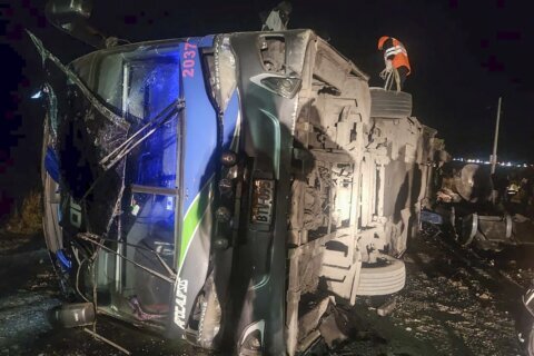 4 people killed and over 30 injured after a bus and a cargo train collide in Peru