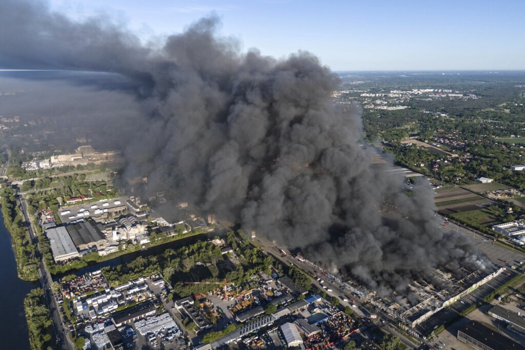 A fire burns down a shopping complex housing 1,400 outlets in Poland’s capital
