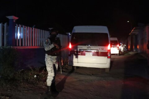 Autoridades hallan a 208 migrantes en una bodega en México