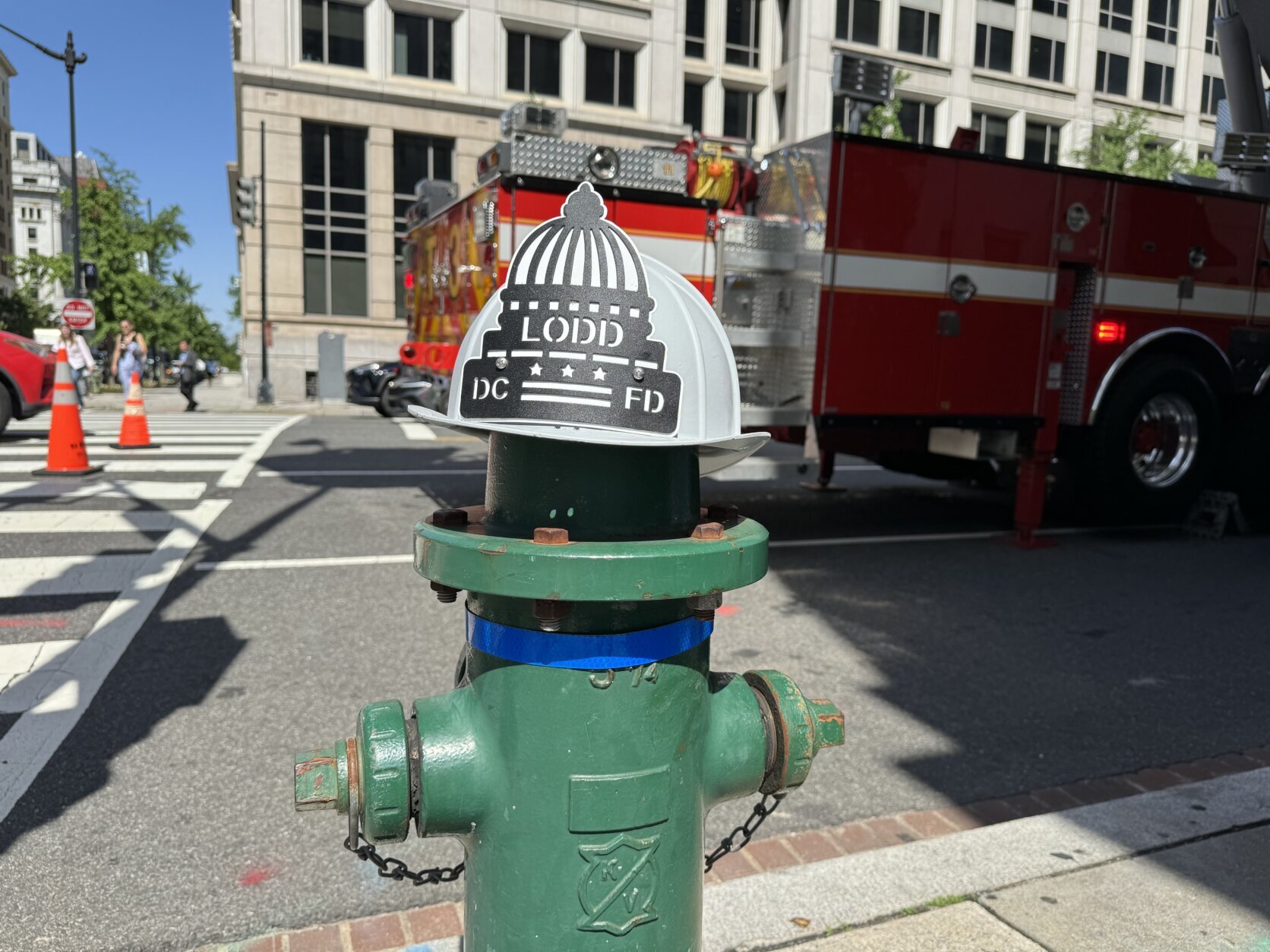 Capacete dos bombeiros no hidrante