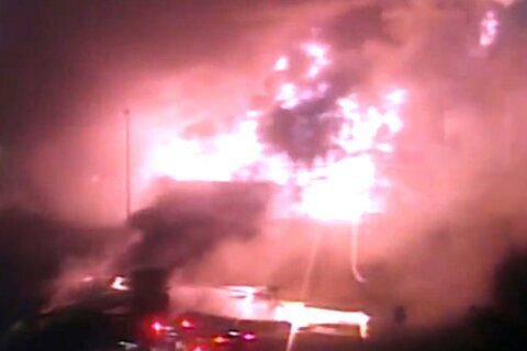 La I-95 en CT podría permanecer cerrada hasta el lunes tras dramático choque que terminó en llamas