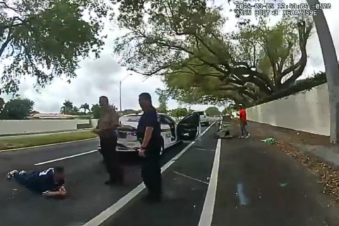 En video: policía es acusado de conducir borracho tras chocar contra una patrulla