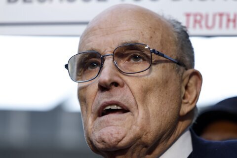Tras burlarse del fiscal, Giuliani recibe acusación judicial mientras celebraba su cumpleaños