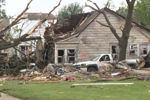 Siguen los operativos de búsqueda y rescate tras el paso de un tornado en Iowa
