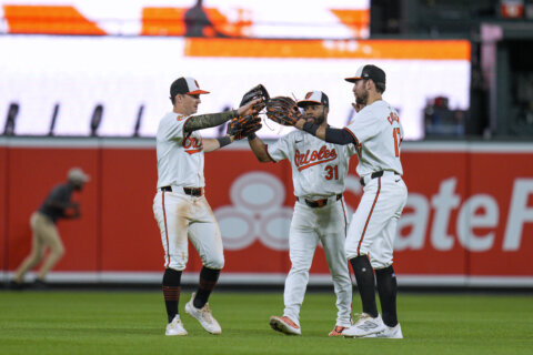 Cowser’s 2-run homer in the 8th lifts Baltimore to its 6th straight win, 4-2 over Atlanta