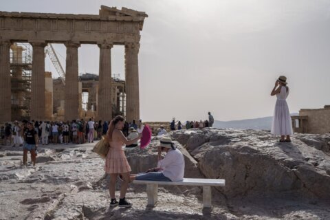 Heat forces Greek authorities to shut down Acropolis during afternoon hours for a second day