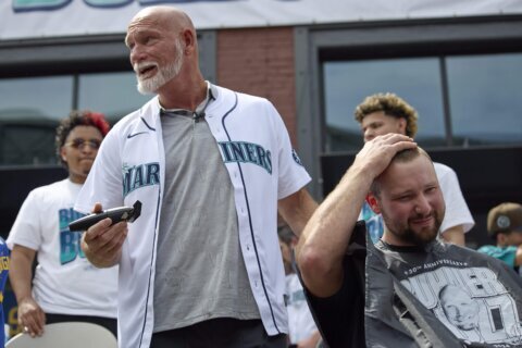 Cal Raleigh gets a trim as Mariners celebrate 30th anniversary of “Buhner Buzz Cut” night
