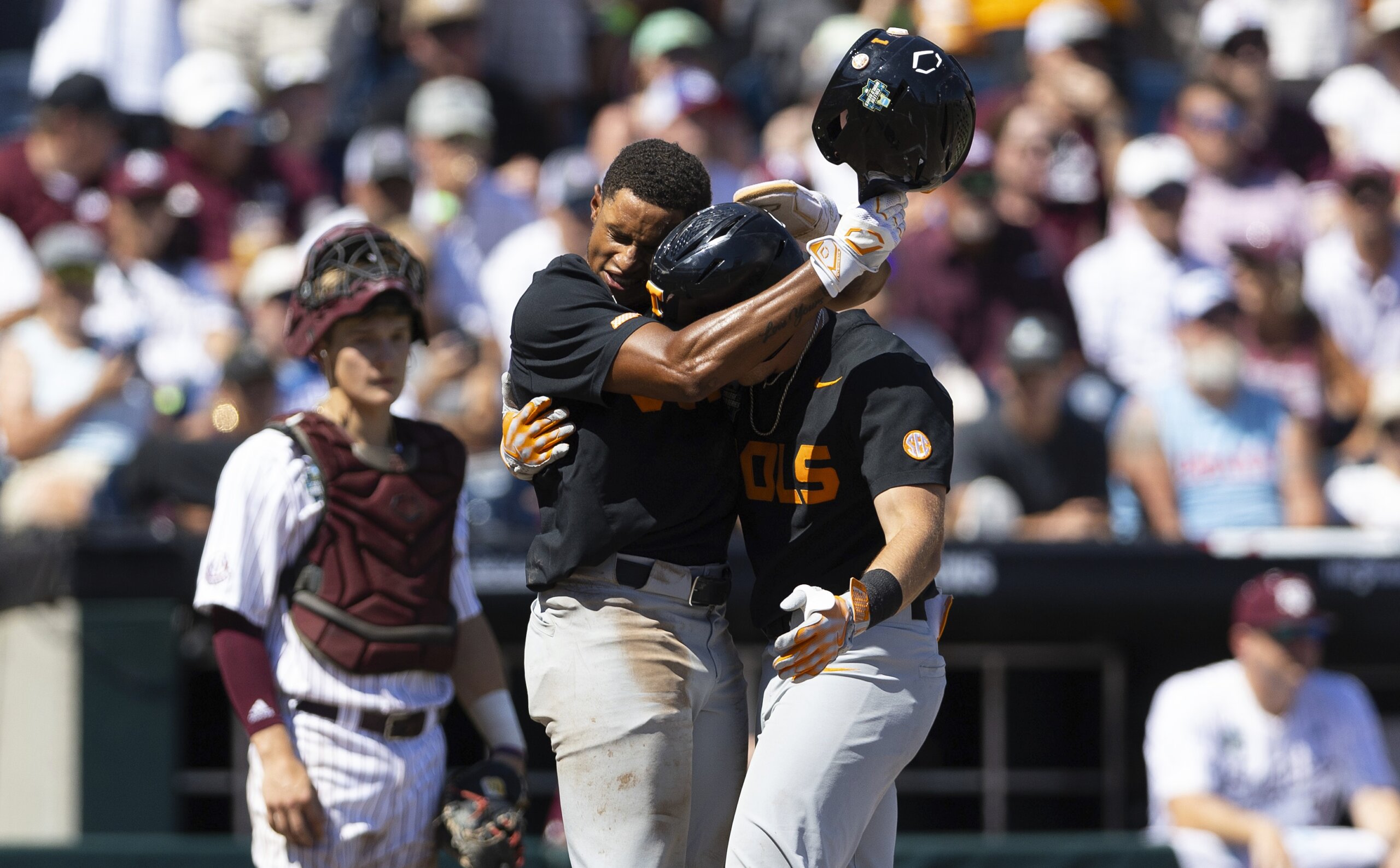 Tennessee forces College World Series finals to a third game with a 41