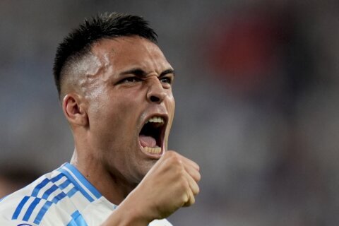 Argentina advances to Copa America quarterfinals, beats Chile 1-0 on Martínez 88th-minute goal