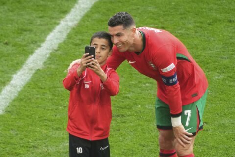 Cristiano Ronaldo ‘lucky’ not to come to harm after he’s confronted by selfie-seekers, coach says